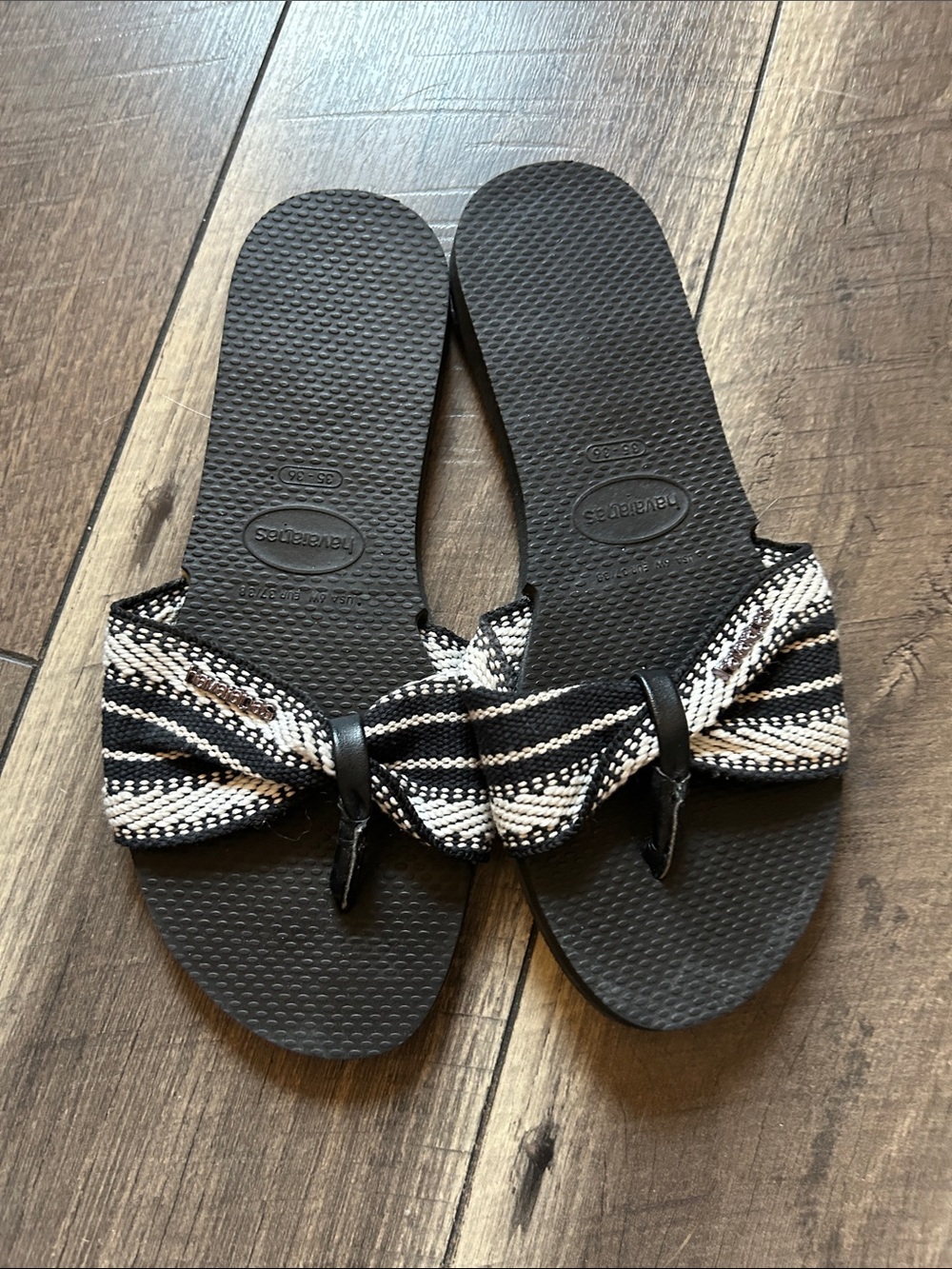 Havaianas Women’s Black and White Bow Strap Flip Flop Sandals